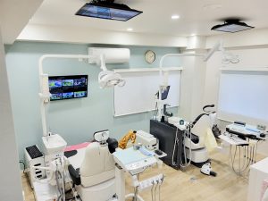 つじの歯科では、お子様専用のキッズ治療室を新設しました。天井モニターもあり治療中に動画が見れるので、お子様も怖がらずに治療が受けられます。